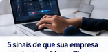 Profissional usando computador